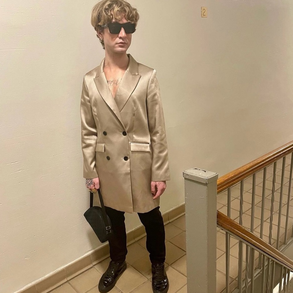 Shiney double breasted jacket.